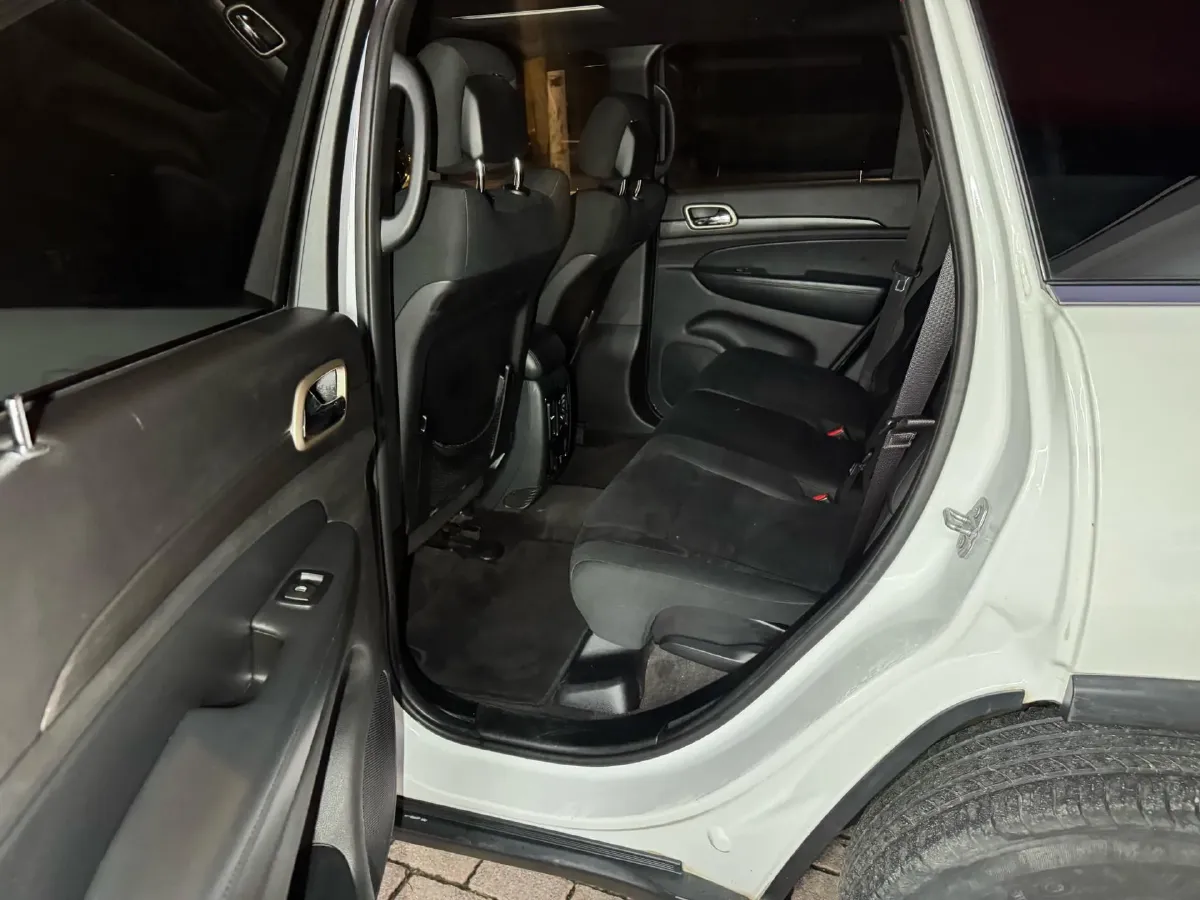 2015 Jeep Grand Cherokee 3.6L 286HP V6 8AT,autocango,china used car exporter,china ev exporter,chinese used car exporter,chinese used ev exporter