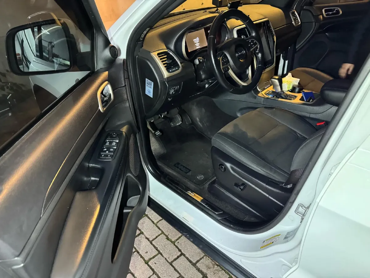 2015 Jeep Grand Cherokee 3.6L 286HP V6 8AT,autocango,china used car exporter,china ev exporter,chinese used car exporter,chinese used ev exporter