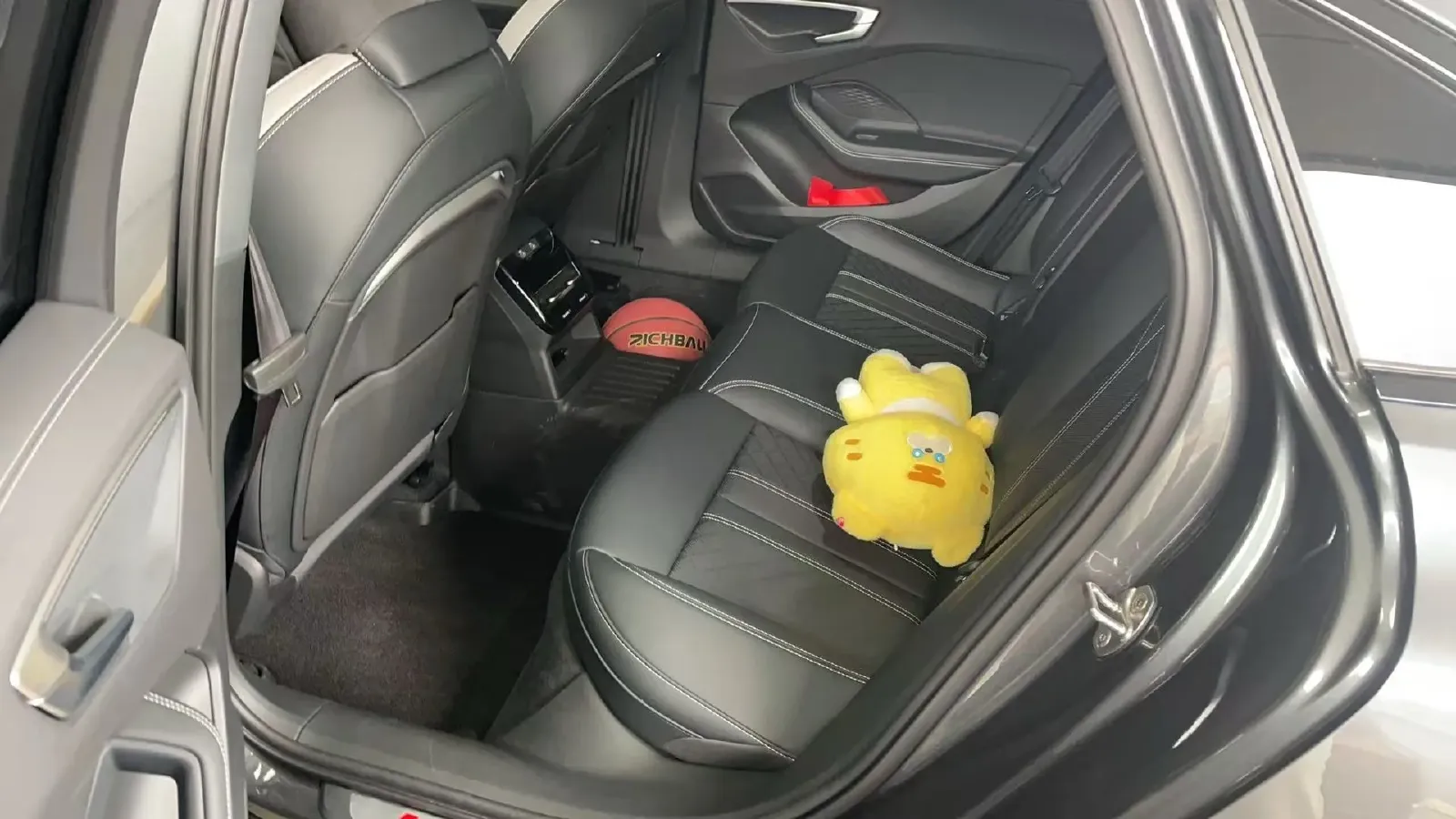 2026 Audi A5L 2.0T 170HP L4 7DCT,autocango,china used car exporter,china ev exporter,chinese used car exporter,chinese used ev exporter