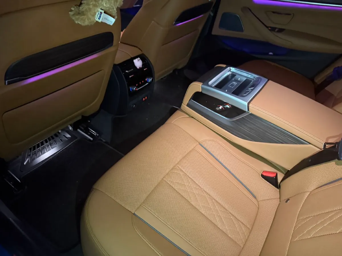 2022 BMW 5 Series 2.0T 252HP L4 8AT,autocango,china used car exporter,china ev exporter,chinese used car exporter,chinese used ev exporter