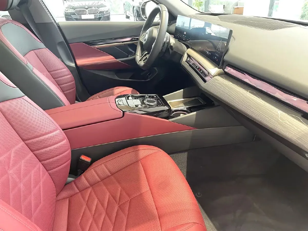 2025 BMW 5 Series 2.0T 258HP L4 8AT,autocango,china used car exporter,china ev exporter,chinese used car exporter,chinese used ev exporter