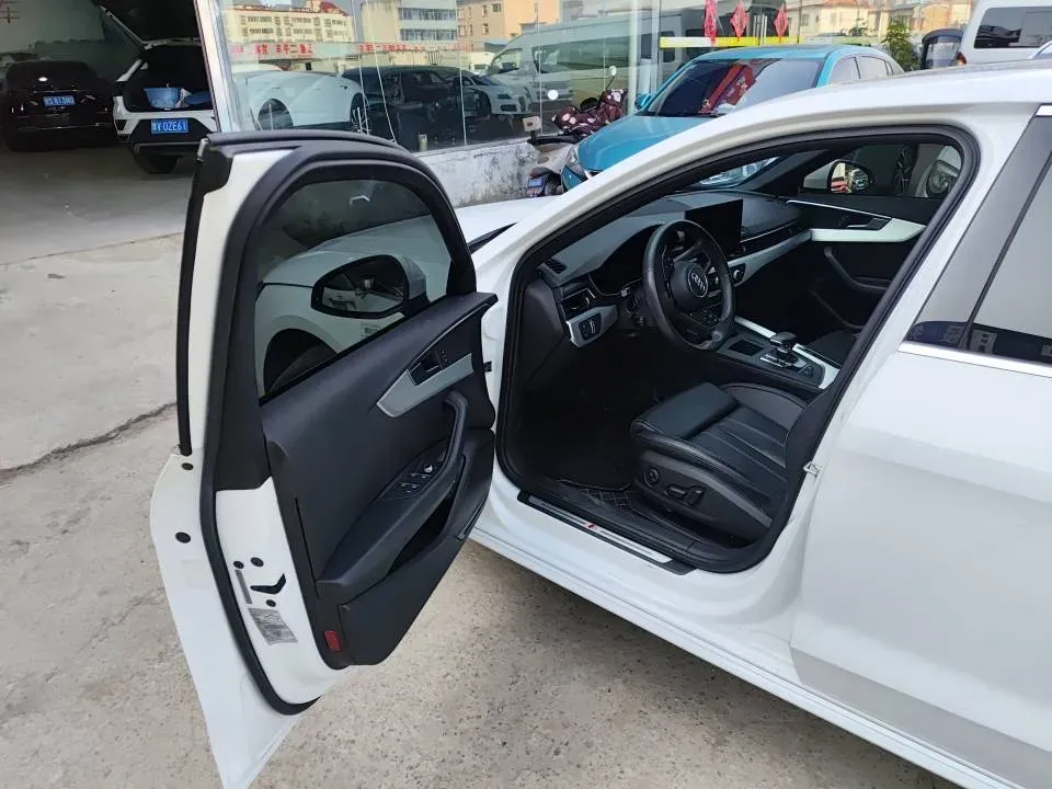 2022 Audi A4L 2.0T 190HP L4 7DCT,autocango,china used car exporter,china ev exporter,chinese used car exporter,chinese used ev exporter