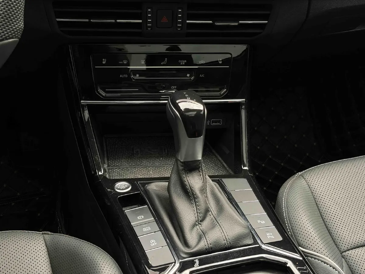 2024 Volkswagen Passat 2.0T 220HP L4 7DCT,autocango,china used car exporter,china ev exporter,chinese used car exporter,chinese used ev exporter