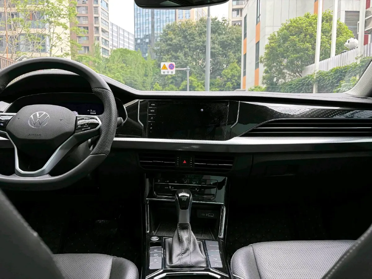 2024 Volkswagen Passat 2.0T 220HP L4 7DCT,autocango,china used car exporter,china ev exporter,chinese used car exporter,chinese used ev exporter