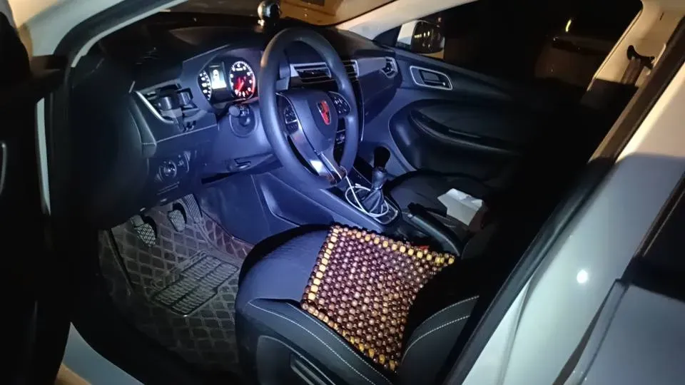 2020 Roewe i5 1.5L 120HP L4 5MT,autocango,china used car exporter,china ev exporter,chinese used car exporter,chinese used ev exporter