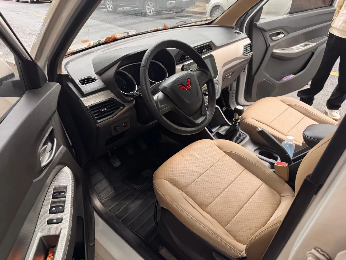 2021 WuLing HongGuang 1.5L 99HP L4 6MT,autocango,china used car exporter,china ev exporter,chinese used car exporter,chinese used ev exporter