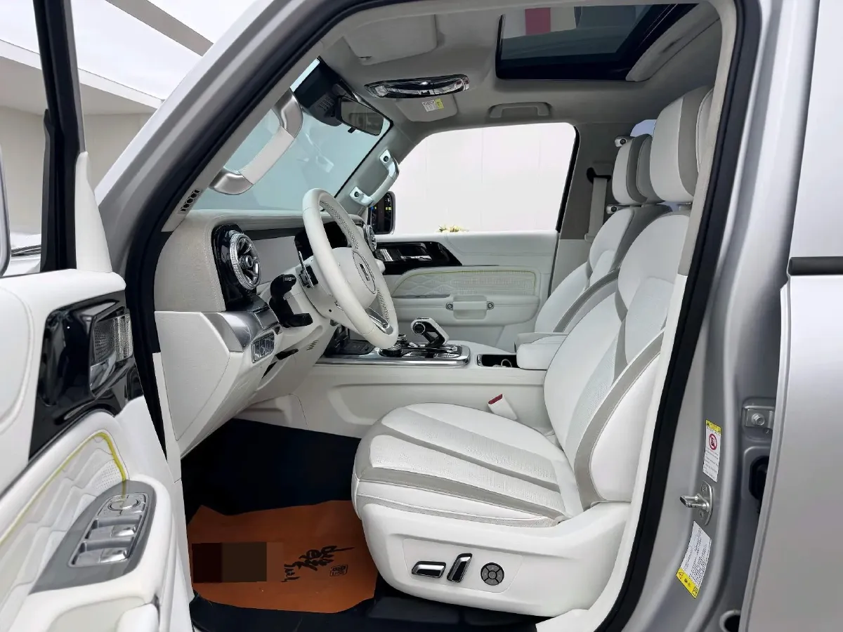 2021 Cyberspace 300 2.0T 227HP L4 8AT,autocango,china used car exporter,china ev exporter,chinese used car exporter,chinese used ev exporter