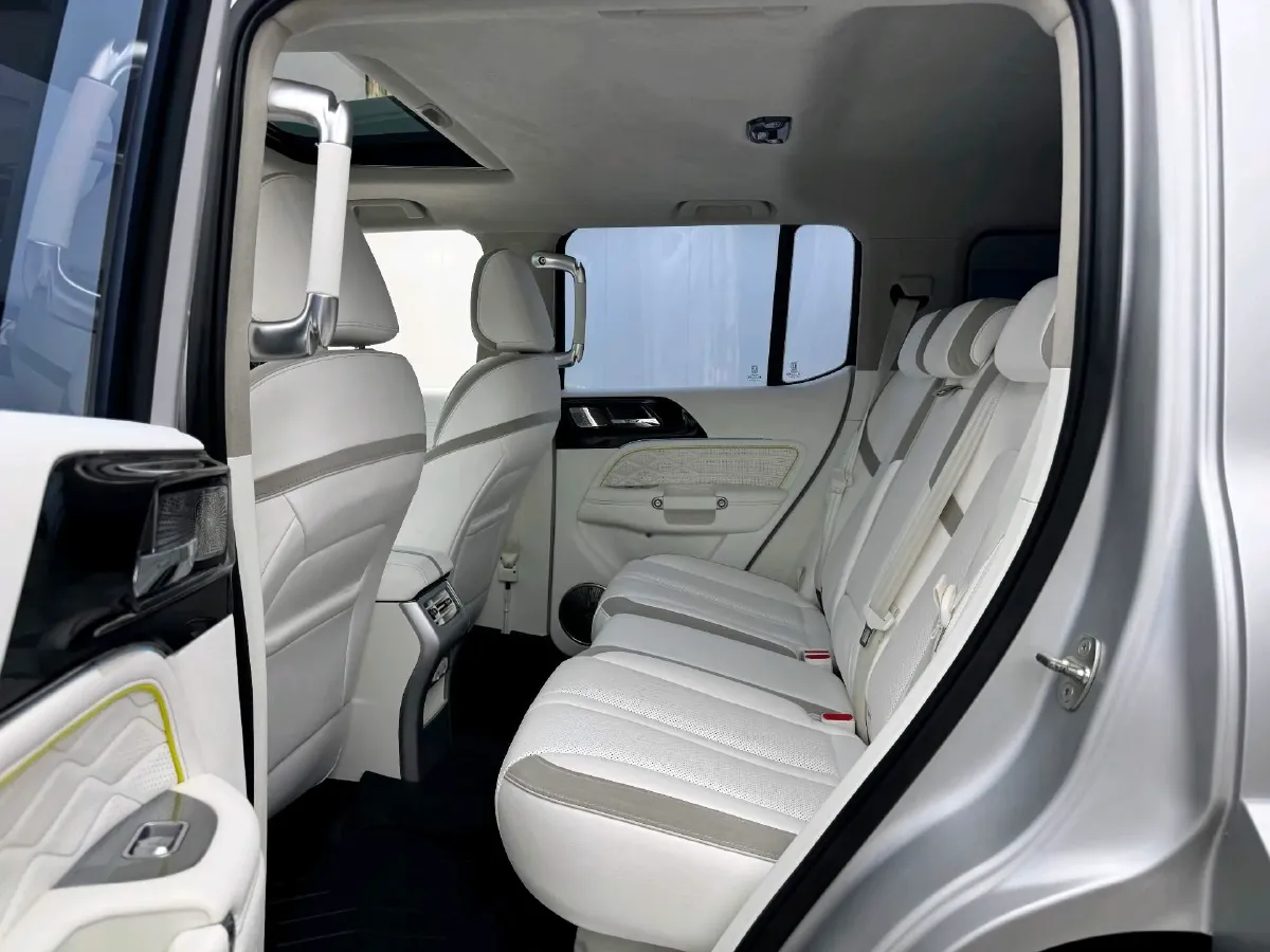 2021 Cyberspace 300 2.0T 227HP L4 8AT,autocango,china used car exporter,china ev exporter,chinese used car exporter,chinese used ev exporter