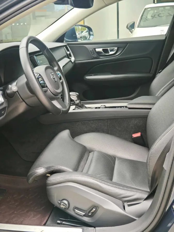 2020 Volvo S60 2.0T 190HP L4 8AT,autocango,china used car exporter,china ev exporter,chinese used car exporter,chinese used ev exporter