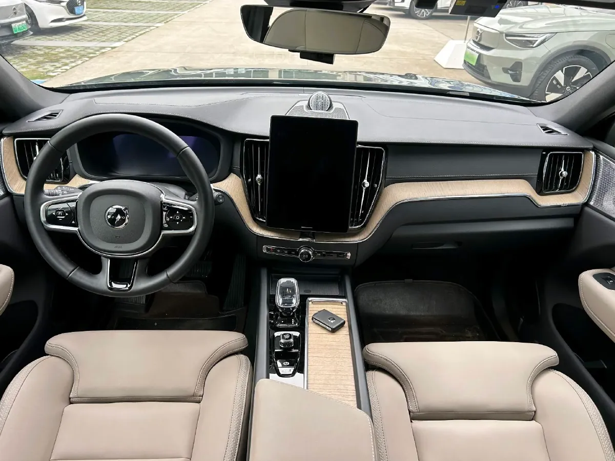 2026 Volvo XC60 2.0T 250HP L4 8AT,autocango,china used car exporter,china ev exporter,chinese used car exporter,chinese used ev exporter