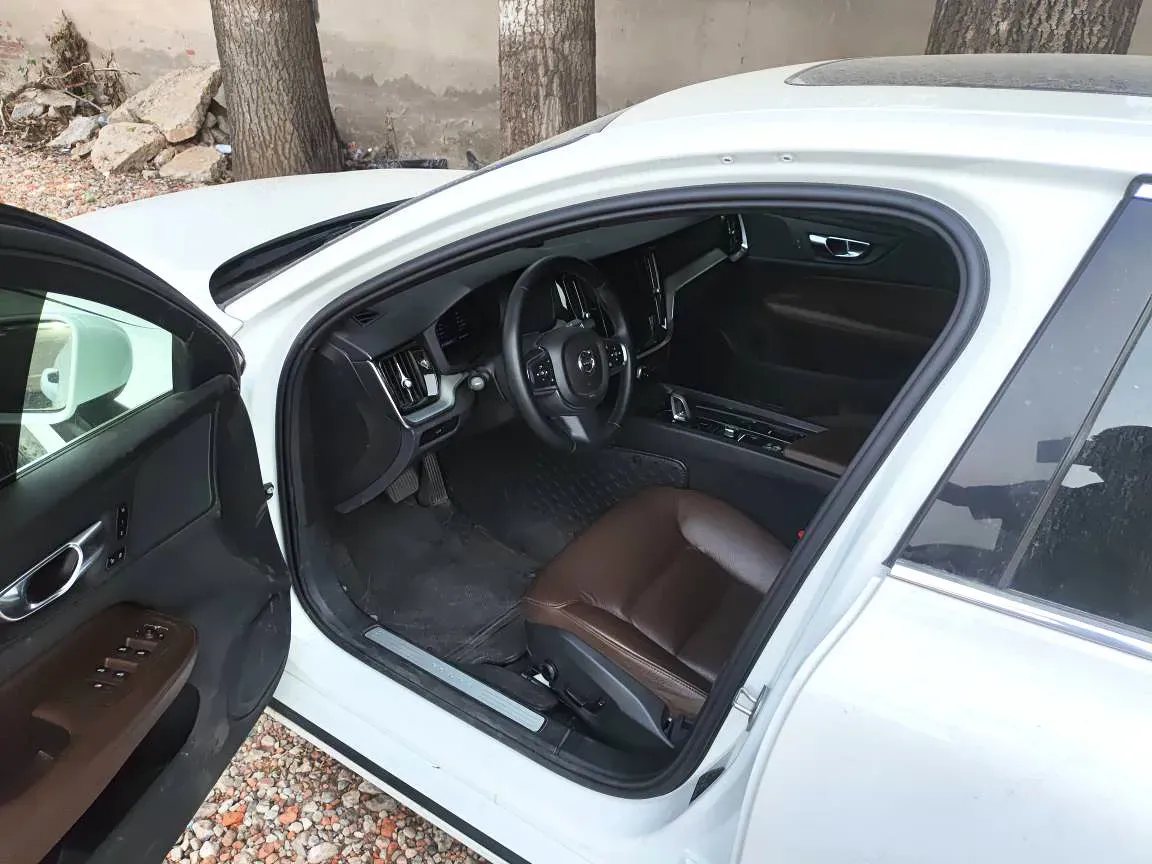 2023 Volvo S60 2.0T 197HP L4 7DCT,autocango,china used car exporter,china ev exporter,chinese used car exporter,chinese used ev exporter