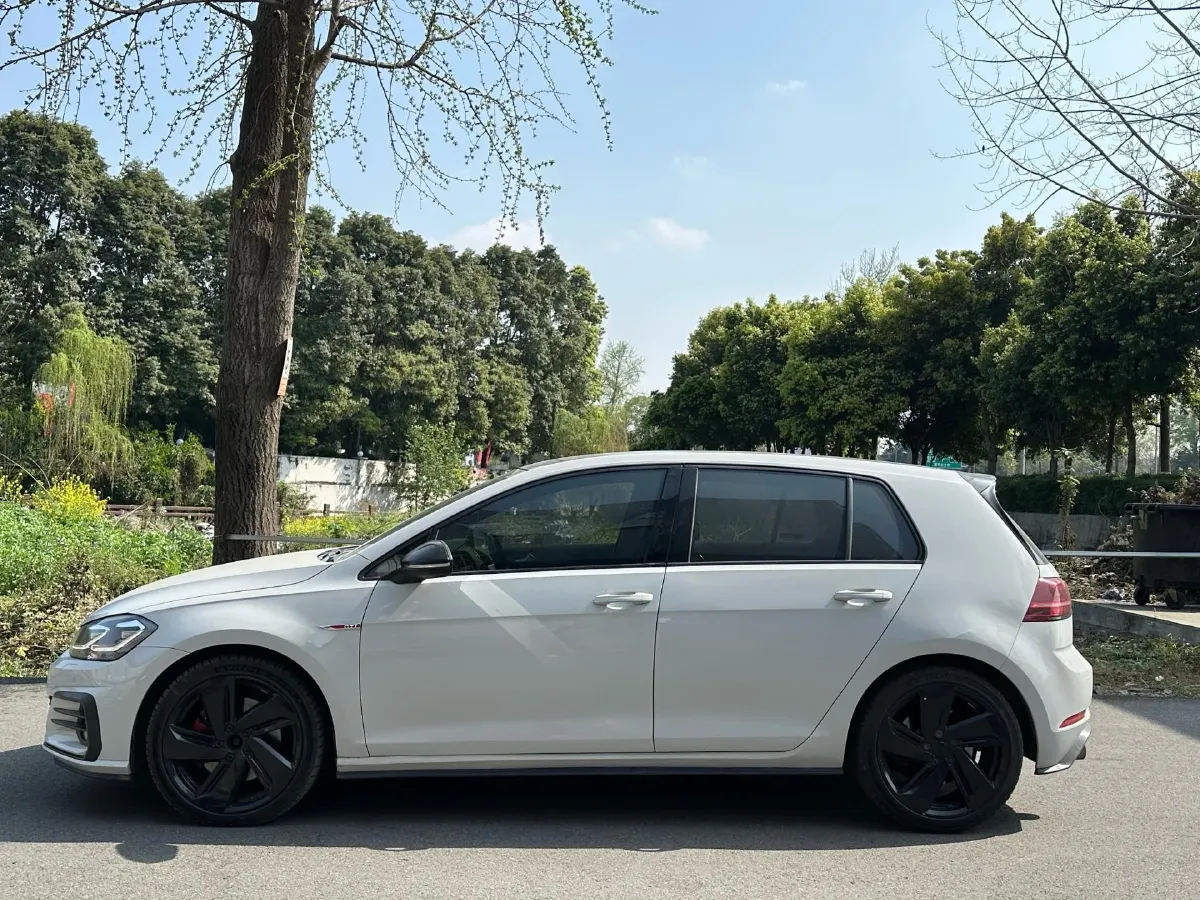 2018 Volkswagen GolfGTI 2.0T 220HP L4 7DCT,autocango,china used car exporter,china ev exporter,chinese used car exporter,chinese used ev exporter