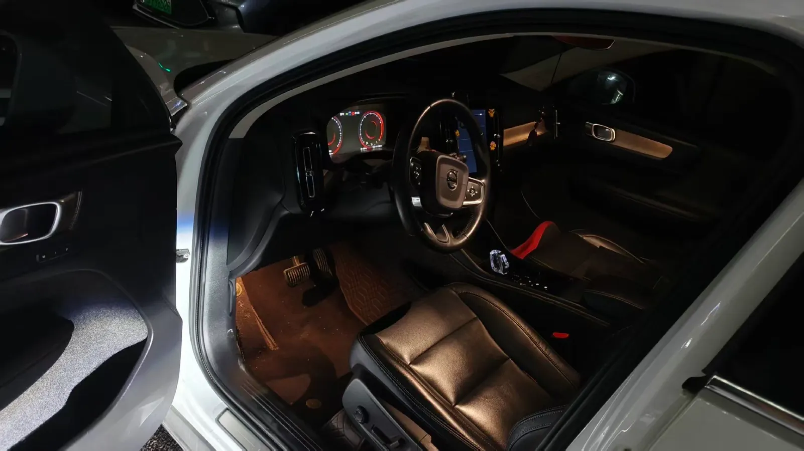 2020 Volvo XC40 2.0T 190HP L4 8AT,autocango,china used car exporter,china ev exporter,chinese used car exporter,chinese used ev exporter