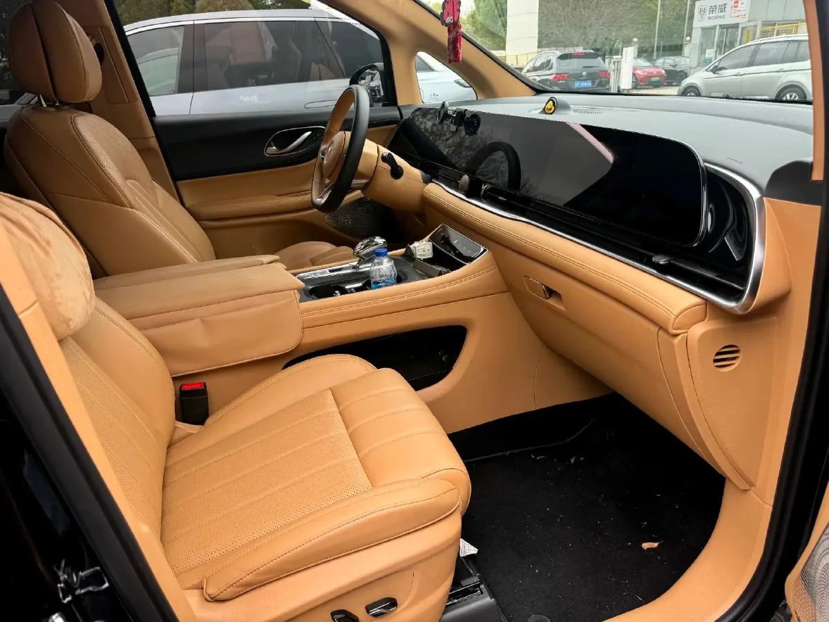 2024 Voyah Dream 1.5T 150HP L4 PHEV 43KWH,autocango,china used car exporter,china ev exporter,chinese used car exporter,chinese used ev exporter