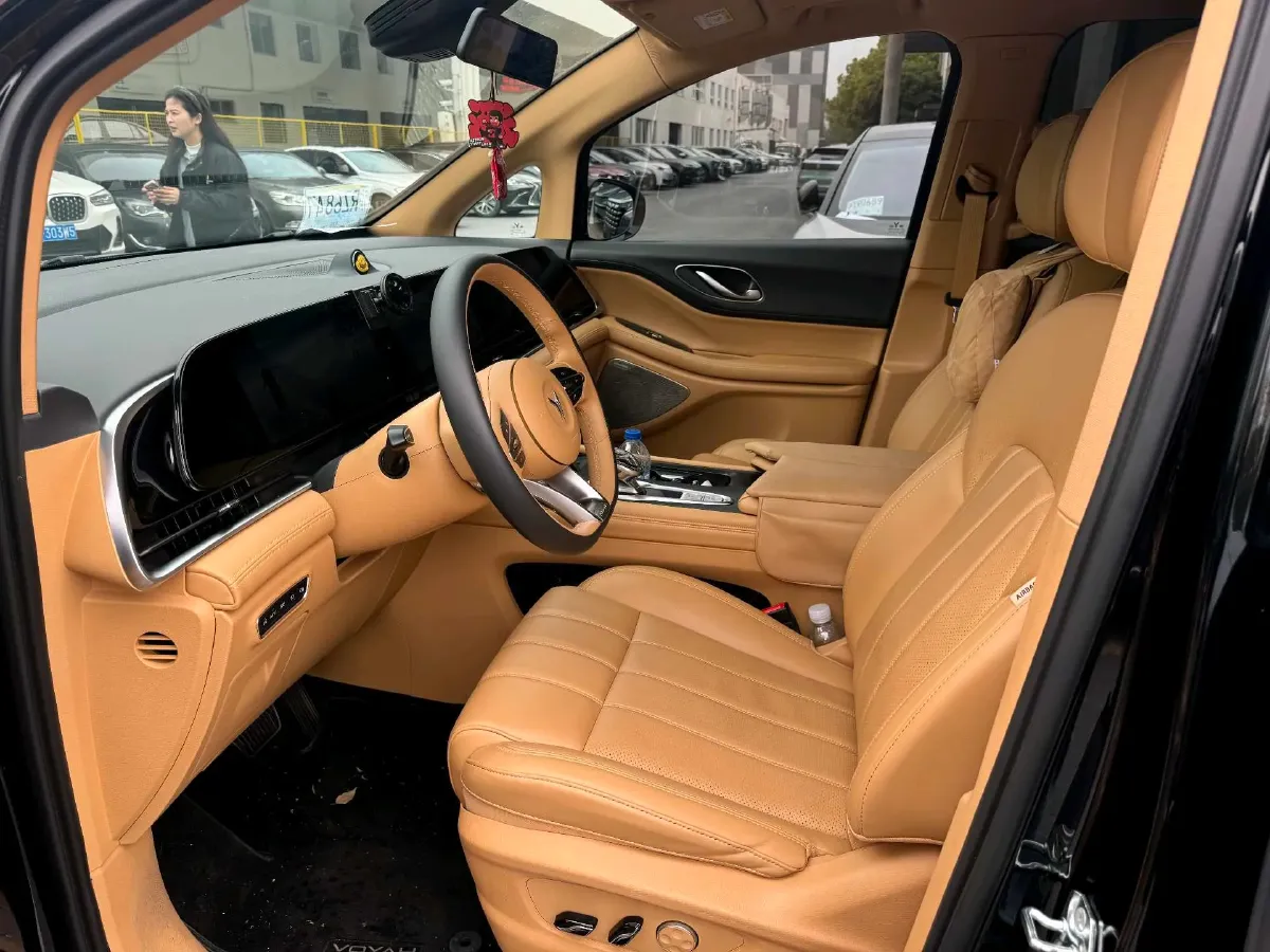 2024 Voyah Dream 1.5T 150HP L4 PHEV 43KWH,autocango,china used car exporter,china ev exporter,chinese used car exporter,chinese used ev exporter