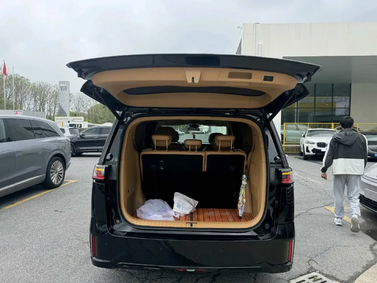 2024 Voyah Dream 1.5T 150HP L4 PHEV 43KWH,autocango,china used car exporter,china ev exporter,chinese used car exporter,chinese used ev exporter