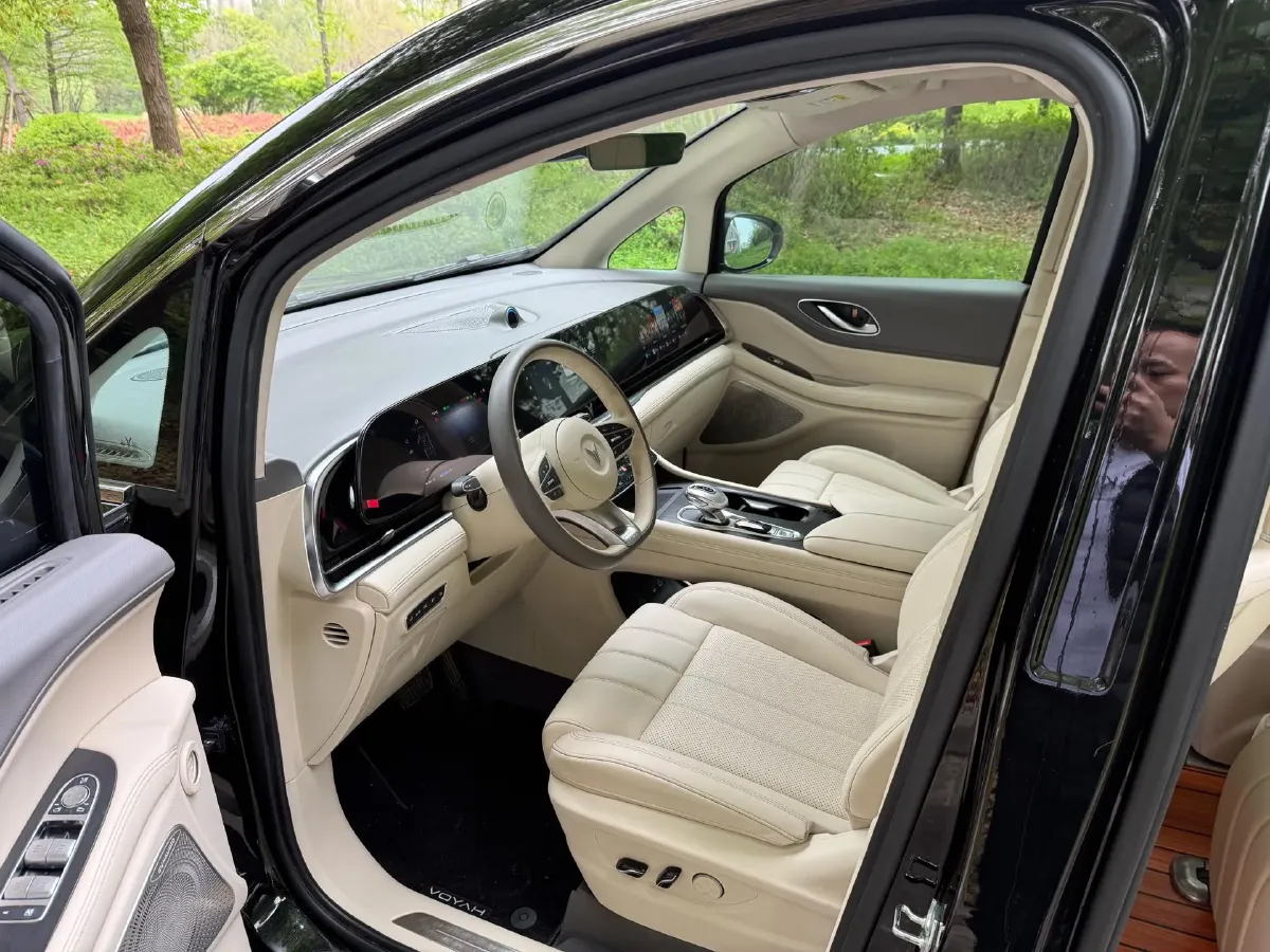 2024 Voyah Dream 1.5T 150HP L4 PHEV 43KWH,autocango,china used car exporter,china ev exporter,chinese used car exporter,chinese used ev exporter