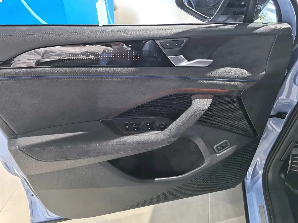 2025 Volkswagen Tiguan L 2.0T 220HP L4 7DCT,autocango,china used car exporter,china ev exporter,chinese used car exporter,chinese used ev exporter