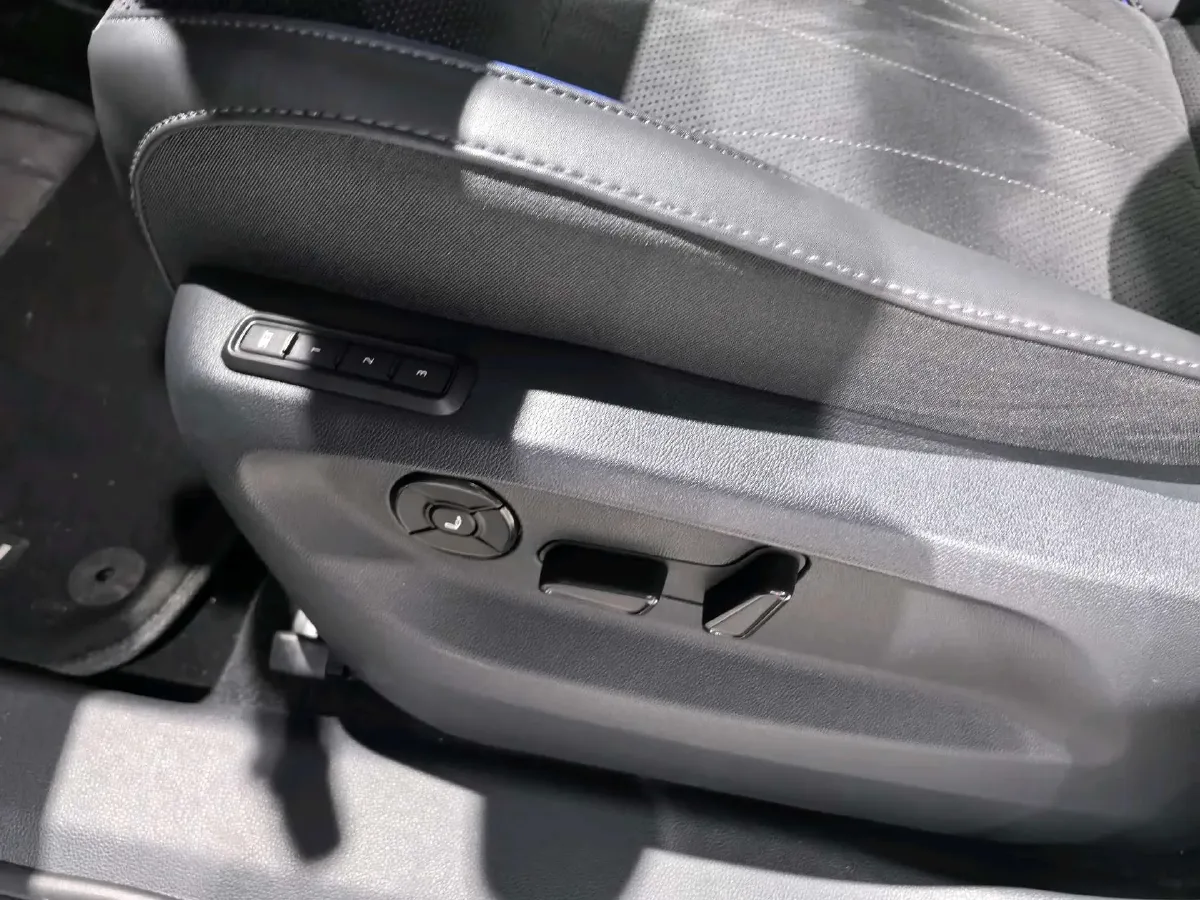 2025 Volkswagen Tiguan L 2.0T 220HP L4 7DCT,autocango,china used car exporter,china ev exporter,chinese used car exporter,chinese used ev exporter