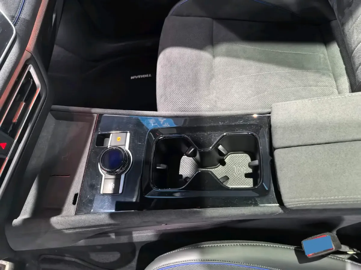 2025 Volkswagen Tiguan L 2.0T 220HP L4 7DCT,autocango,china used car exporter,china ev exporter,chinese used car exporter,chinese used ev exporter