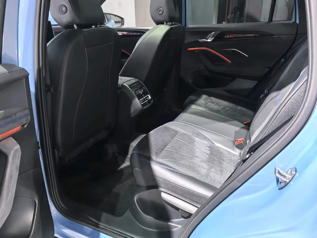 2025 Volkswagen Tiguan L 2.0T 220HP L4 7DCT,autocango,china used car exporter,china ev exporter,chinese used car exporter,chinese used ev exporter