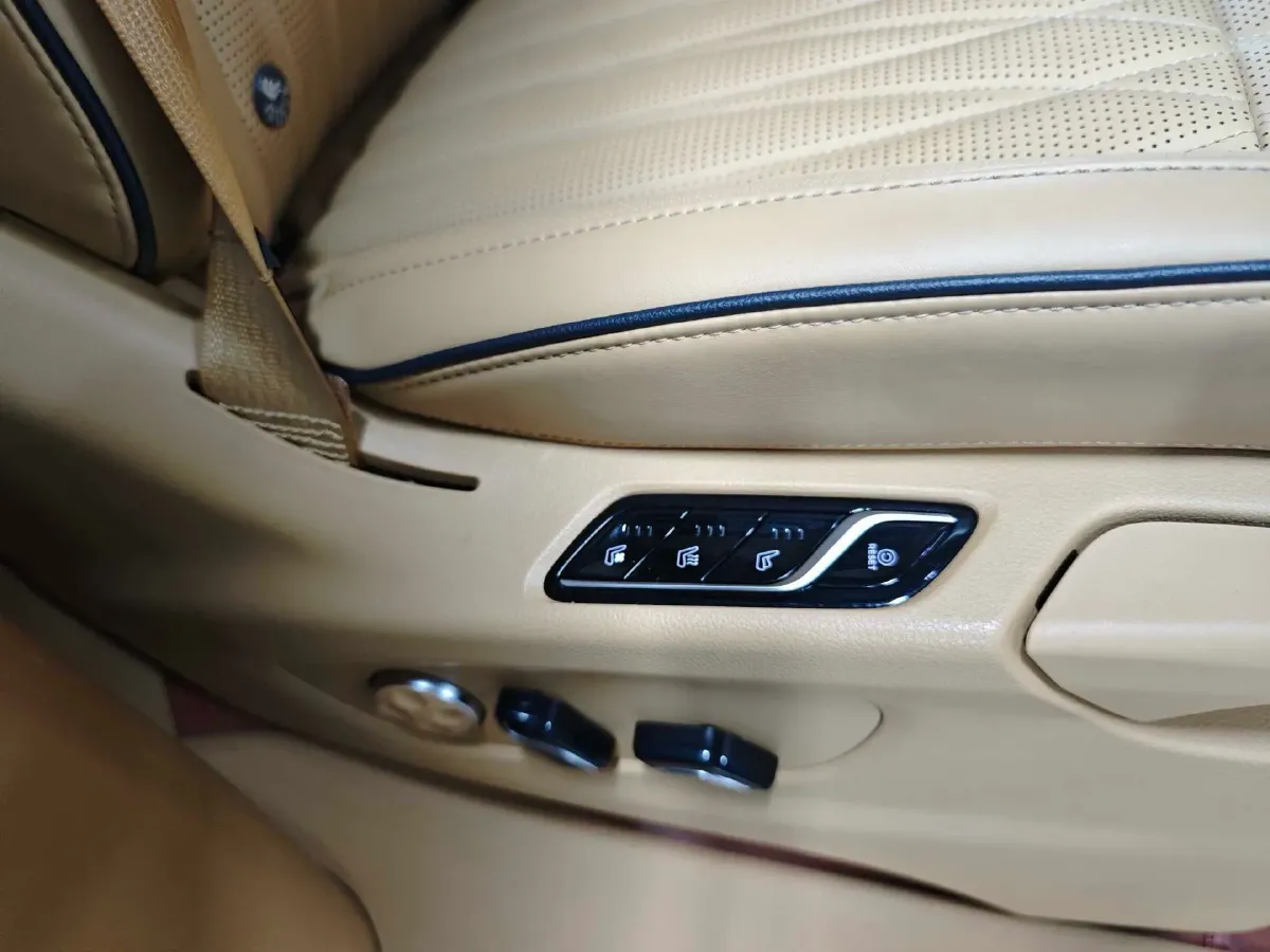 2022 Voyah Dream 1.5T 136HP L4 PHEV 25.57KWH,autocango,china used car exporter,china ev exporter,chinese used car exporter,chinese used ev exporter