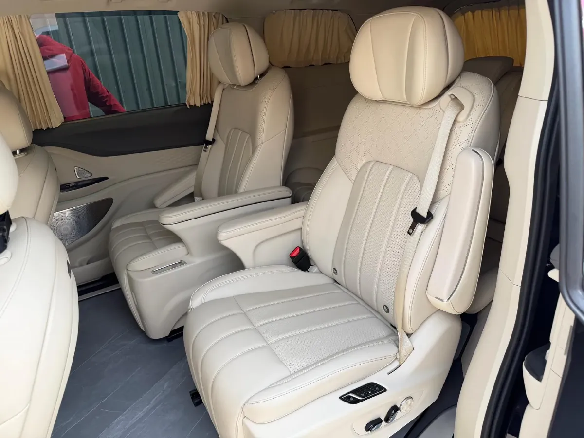 2024 Voyah Dream 1.5T 150HP L4 PHEV 43KWH,autocango,china used car exporter,china ev exporter,chinese used car exporter,chinese used ev exporter