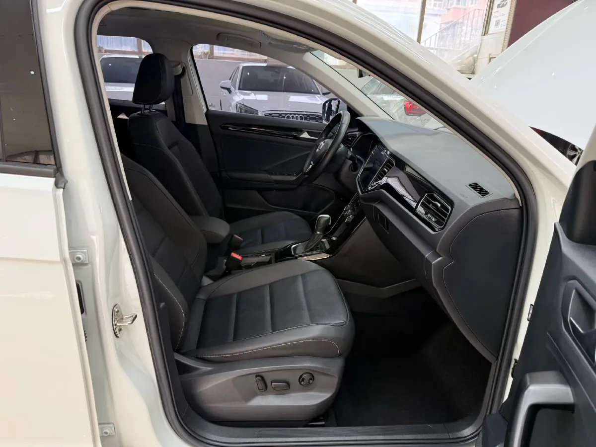 2022 Volkswagen T-Roc 1.4T 150HP L4 7DCT,autocango,china used car exporter,china ev exporter,chinese used car exporter,chinese used ev exporter