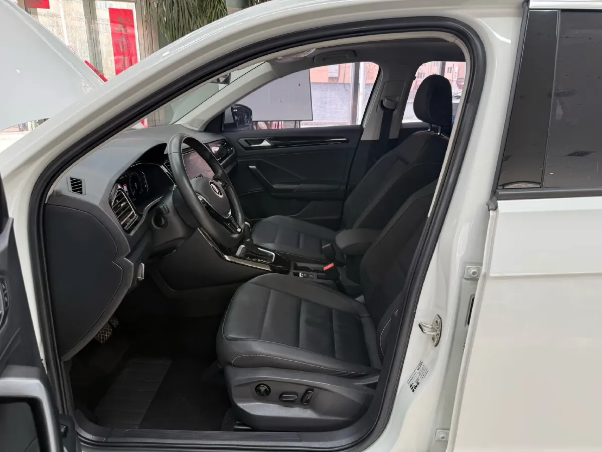 2022 Volkswagen T-Roc 1.4T 150HP L4 7DCT,autocango,china used car exporter,china ev exporter,chinese used car exporter,chinese used ev exporter