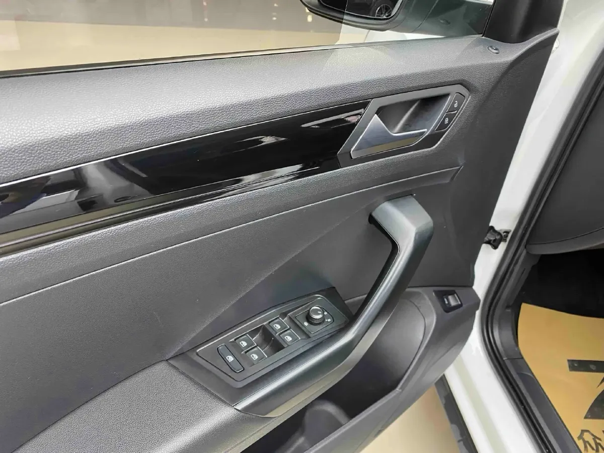 2021 Volkswagen T-Roc 1.4T 150HP L4 7DCT,autocango,china used car exporter,china ev exporter,chinese used car exporter,chinese used ev exporter