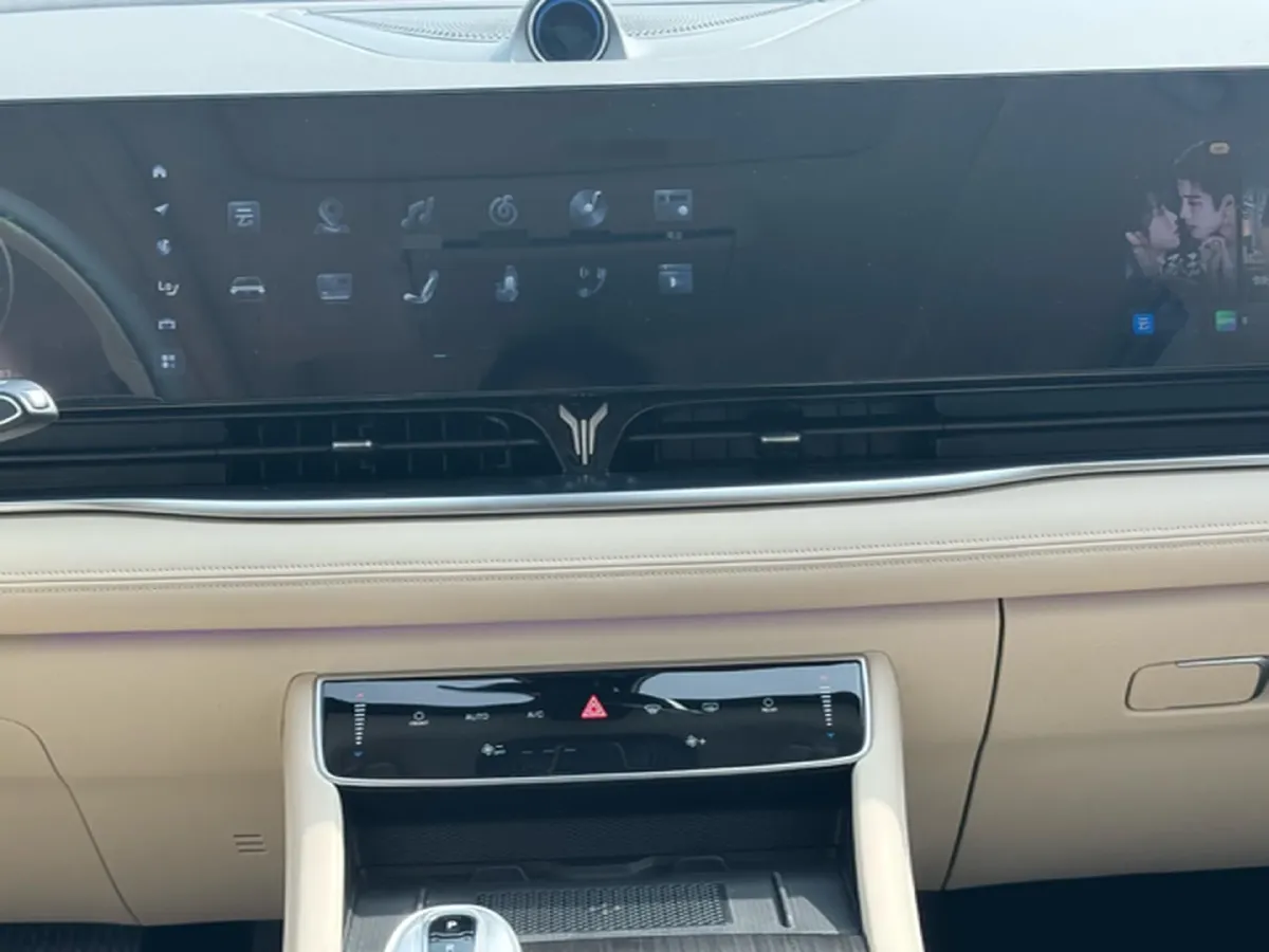 2024 Voyah Dream 1.5T 150HP L4 PHEV 43KWH,autocango,china used car exporter,china ev exporter,chinese used car exporter,chinese used ev exporter