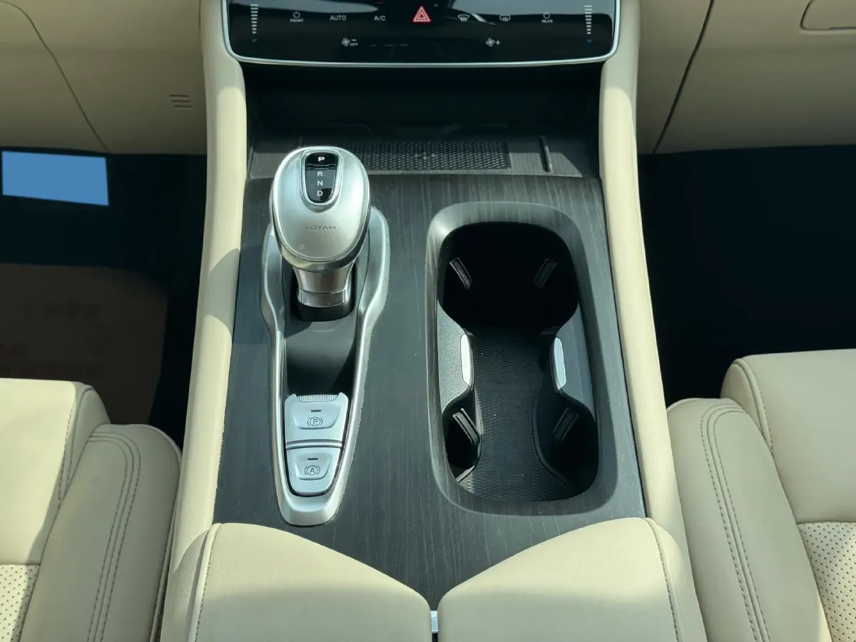 2024 Voyah Dream 1.5T 150HP L4 PHEV 43KWH,autocango,china used car exporter,china ev exporter,chinese used car exporter,chinese used ev exporter