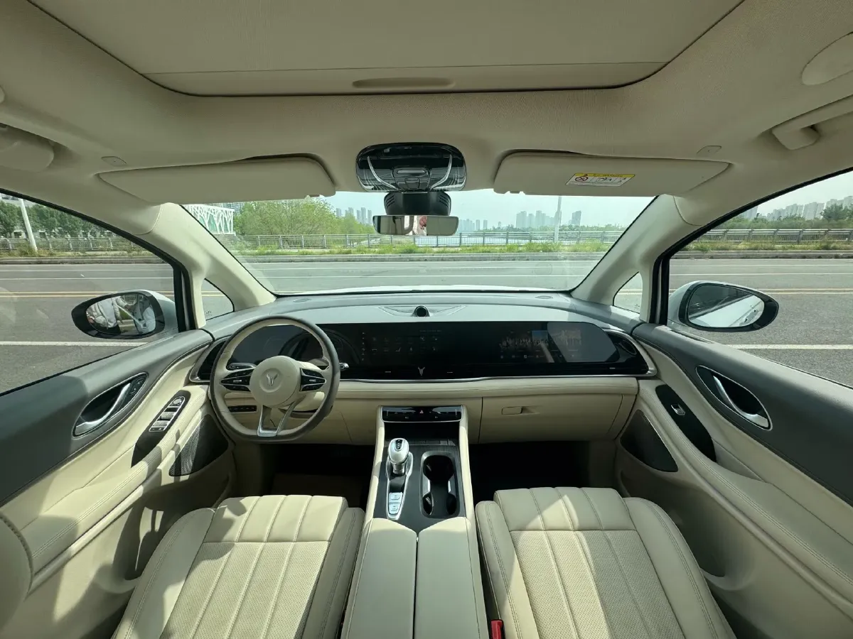 2024 Voyah Dream 1.5T 150HP L4 PHEV 43KWH,autocango,china used car exporter,china ev exporter,chinese used car exporter,chinese used ev exporter