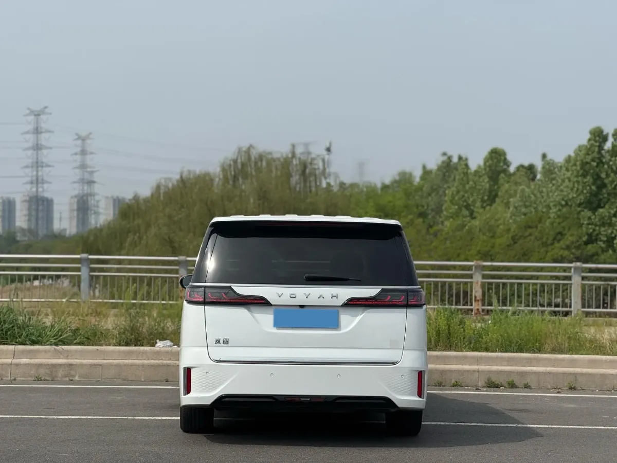 2024 Voyah Dream 1.5T 150HP L4 PHEV 43KWH,autocango,china used car exporter,china ev exporter,chinese used car exporter,chinese used ev exporter