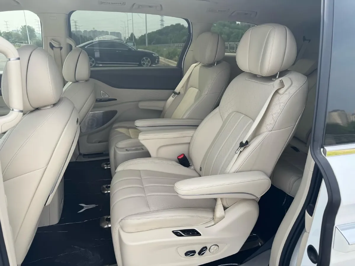 2024 Voyah Dream 1.5T 150HP L4 PHEV 43KWH,autocango,china used car exporter,china ev exporter,chinese used car exporter,chinese used ev exporter