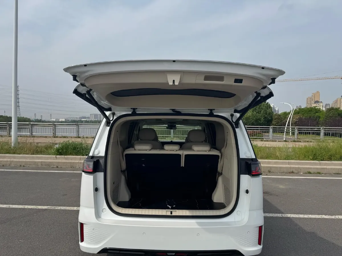 2024 Voyah Dream 1.5T 150HP L4 PHEV 43KWH,autocango,china used car exporter,china ev exporter,chinese used car exporter,chinese used ev exporter