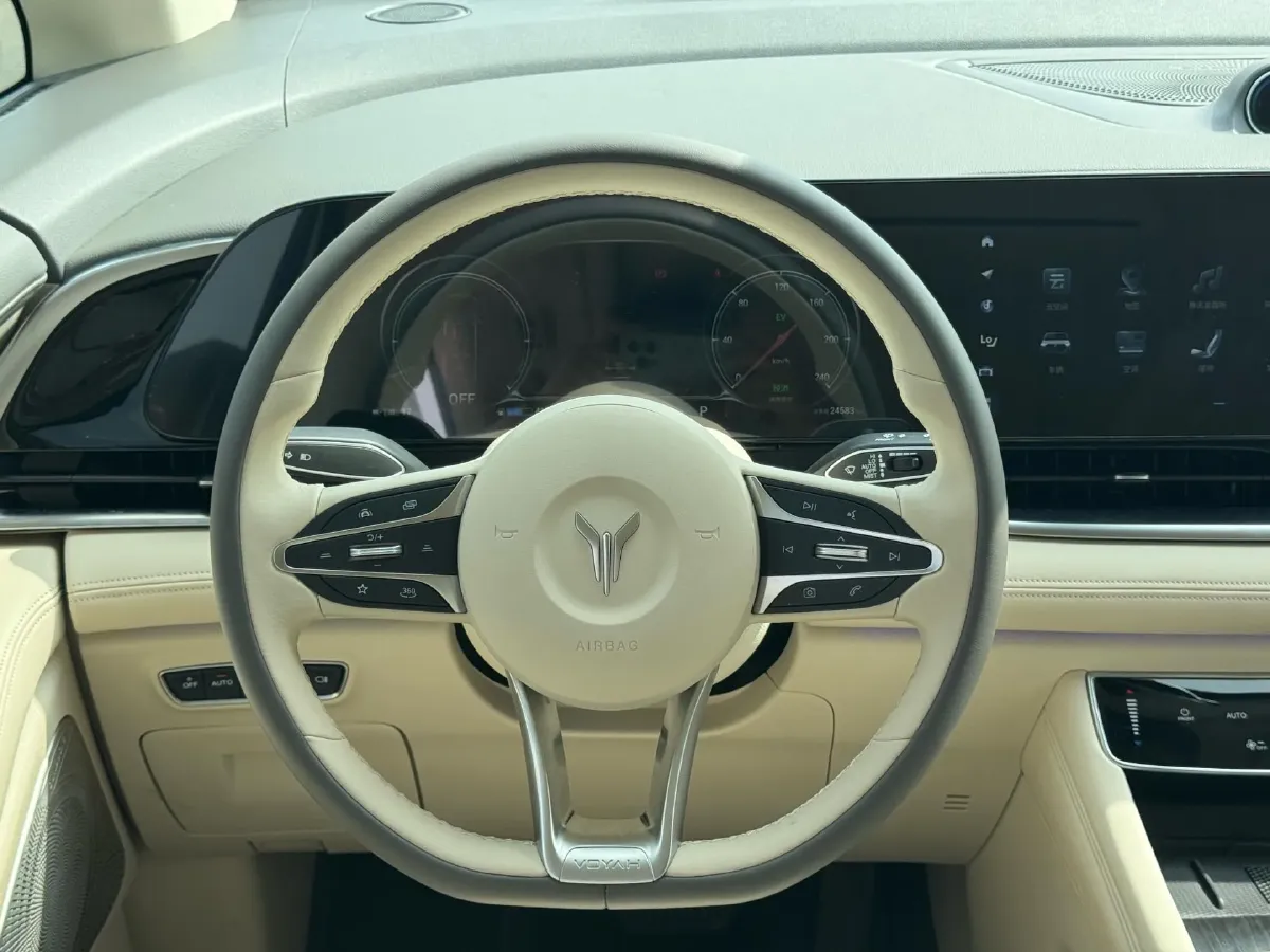 2024 Voyah Dream 1.5T 150HP L4 PHEV 43KWH,autocango,china used car exporter,china ev exporter,chinese used car exporter,chinese used ev exporter