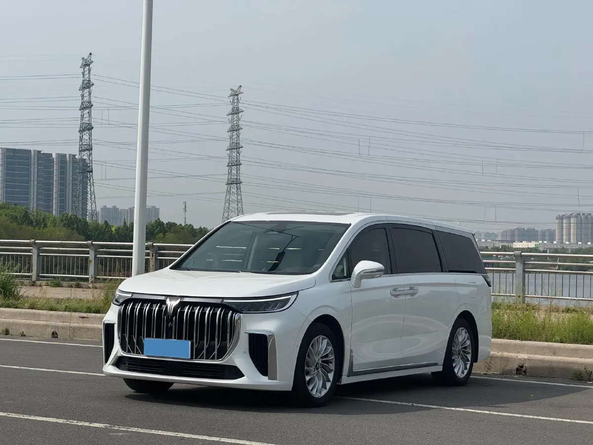 2024 Voyah Dream 1.5T 150HP L4 PHEV 43KWH,autocango,china used car exporter,china ev exporter,chinese used car exporter,chinese used ev exporter