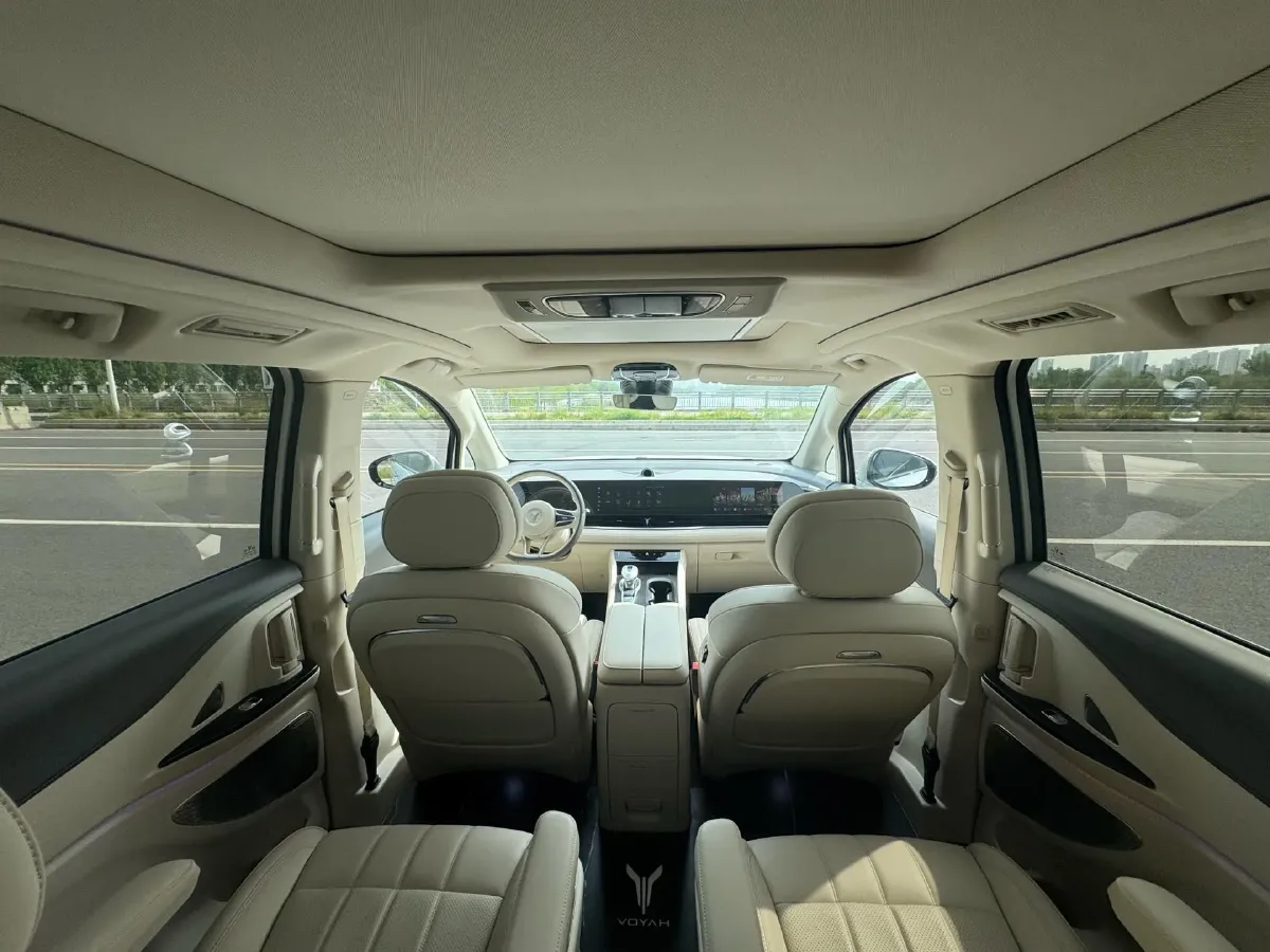 2024 Voyah Dream 1.5T 150HP L4 PHEV 43KWH,autocango,china used car exporter,china ev exporter,chinese used car exporter,chinese used ev exporter