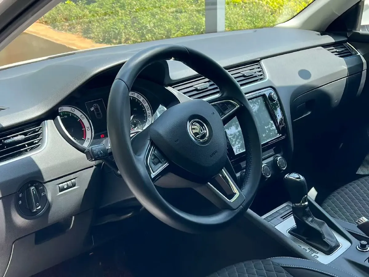 2018 Skoda Octavia 1.2T 116HP L4 7DCT,autocango,china used car exporter,china ev exporter,chinese used car exporter,chinese used ev exporter