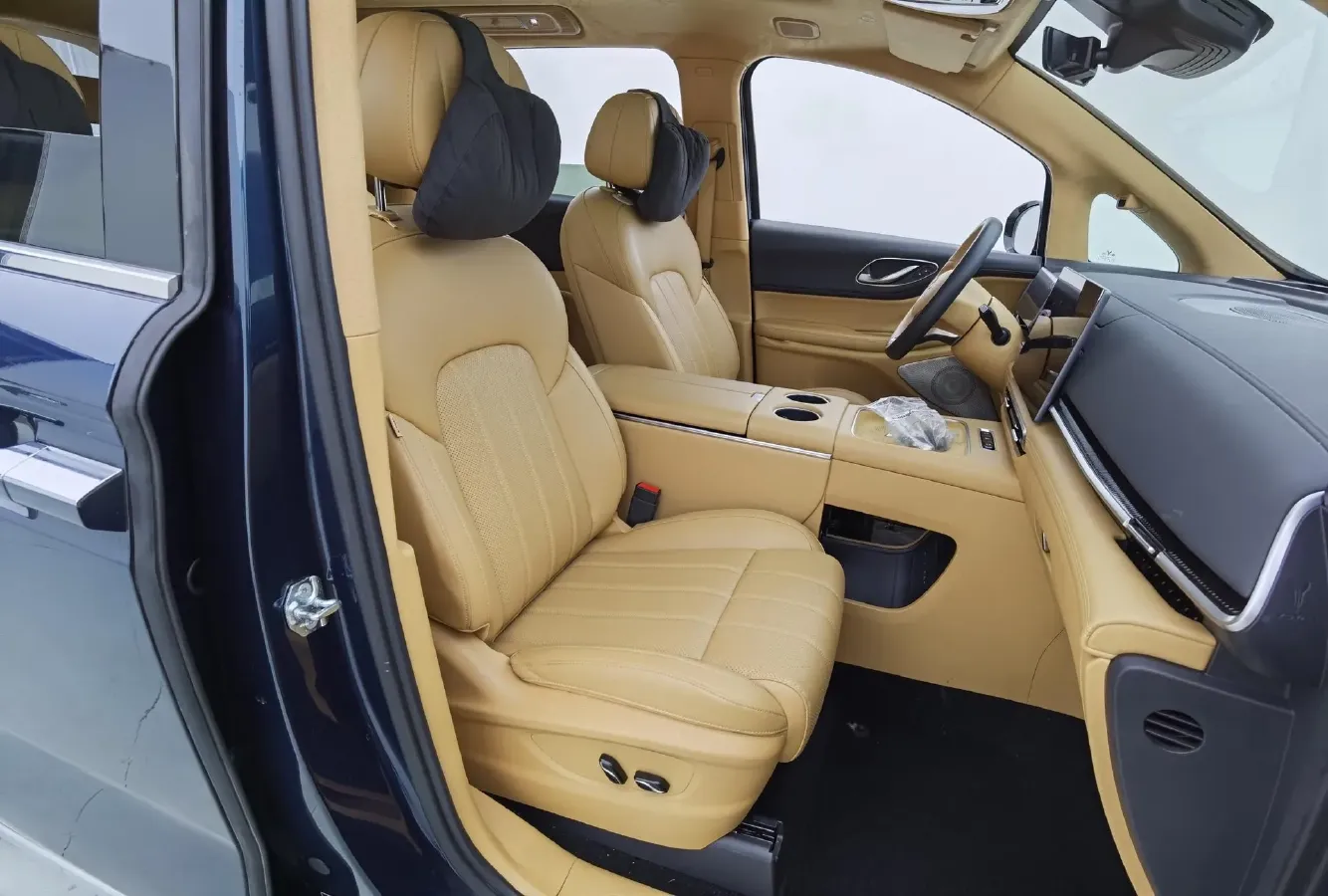 2025 Voyah Dream 1.5T 150HP L4 PHEV 41.7KWH,autocango,china used car exporter,china ev exporter,chinese used car exporter,chinese used ev exporter