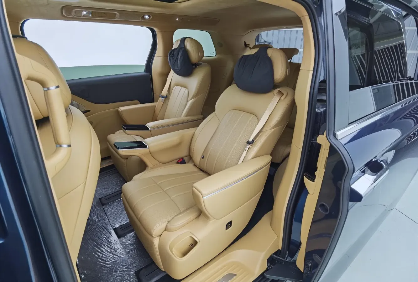 2025 Voyah Dream 1.5T 150HP L4 PHEV 41.7KWH,autocango,china used car exporter,china ev exporter,chinese used car exporter,chinese used ev exporter