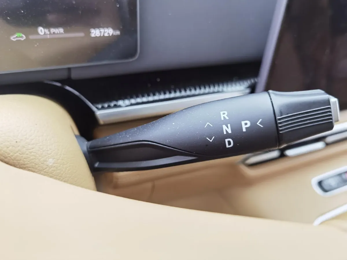 2025 Voyah Dream 1.5T 150HP L4 PHEV 41.7KWH,autocango,china used car exporter,china ev exporter,chinese used car exporter,chinese used ev exporter