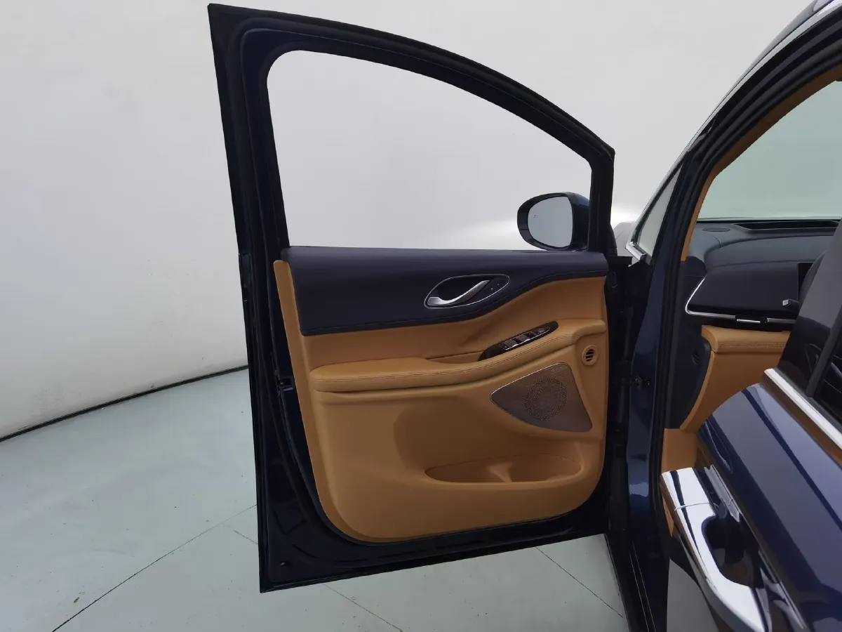 2025 Voyah Dream 1.5T 150HP L4 PHEV 41.7KWH,autocango,china used car exporter,china ev exporter,chinese used car exporter,chinese used ev exporter