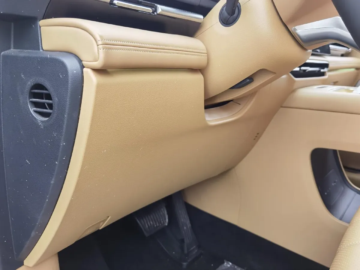 2025 Voyah Dream 1.5T 150HP L4 PHEV 41.7KWH,autocango,china used car exporter,china ev exporter,chinese used car exporter,chinese used ev exporter