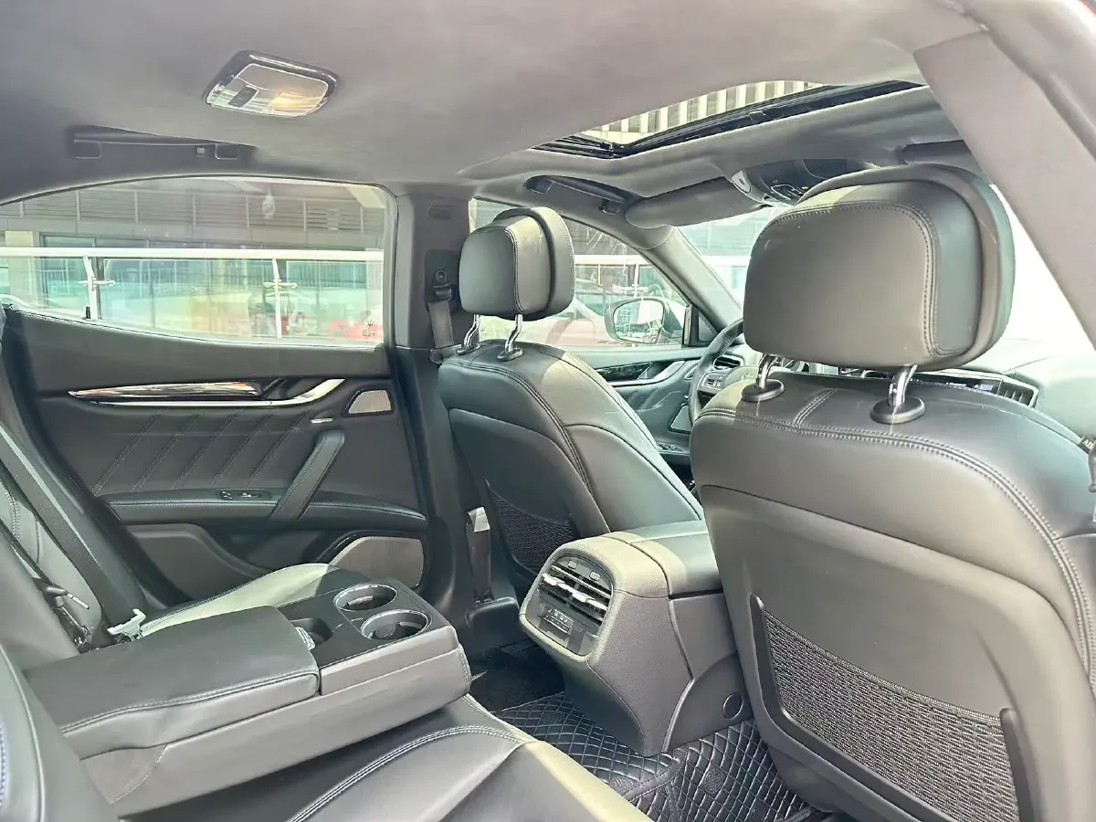 2021 Maserati Ghibli 2.0T 330HP L4 8AT,autocango,china used car exporter,china ev exporter,chinese used car exporter,chinese used ev exporter