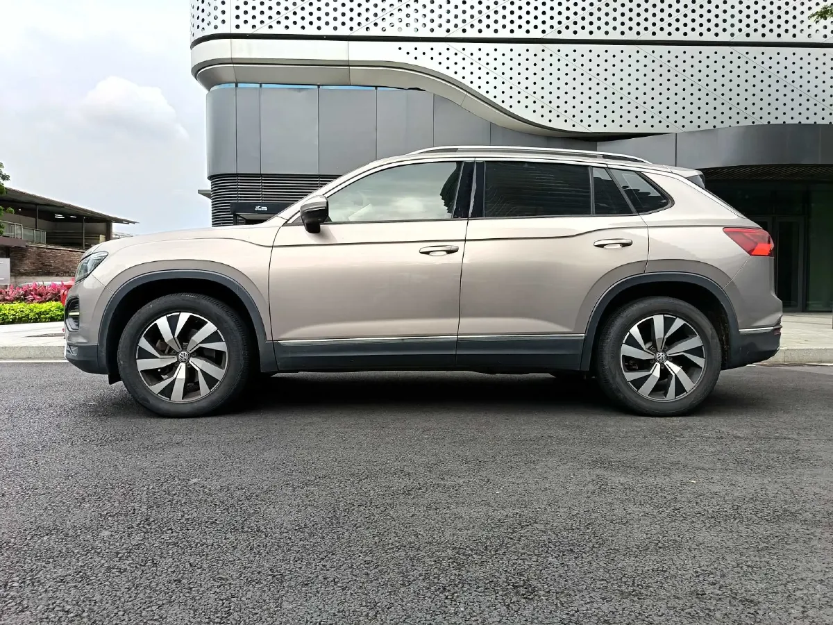 2019 Jeep Cherokee 2.0T 234HP L4 9AT,autocango,china used car exporter,china ev exporter,chinese used car exporter,chinese used ev exporter