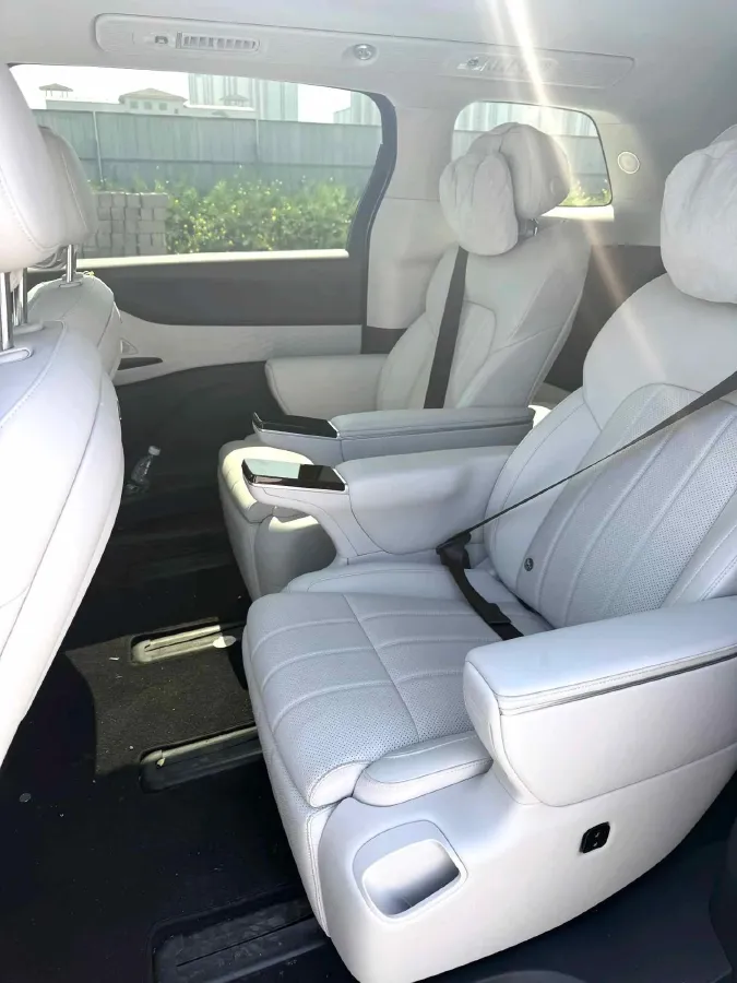 2025 Voyah Dream 1.5T 150HP L4 PHEV 41.7KWH,autocango,china used car exporter,china ev exporter,chinese used car exporter,chinese used ev exporter