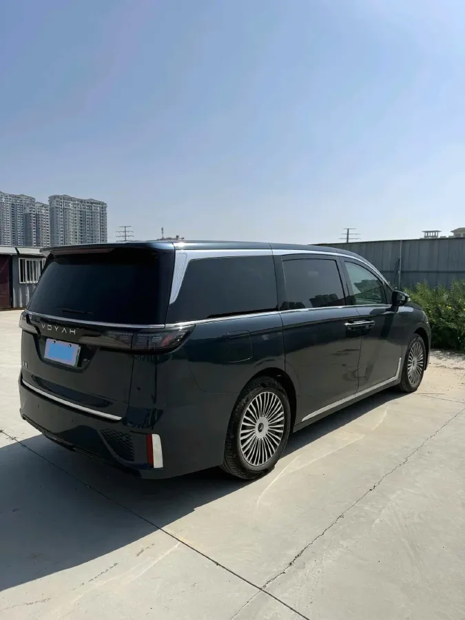 2025 Voyah Dream 1.5T 150HP L4 PHEV 41.7KWH,autocango,china used car exporter,china ev exporter,chinese used car exporter,chinese used ev exporter