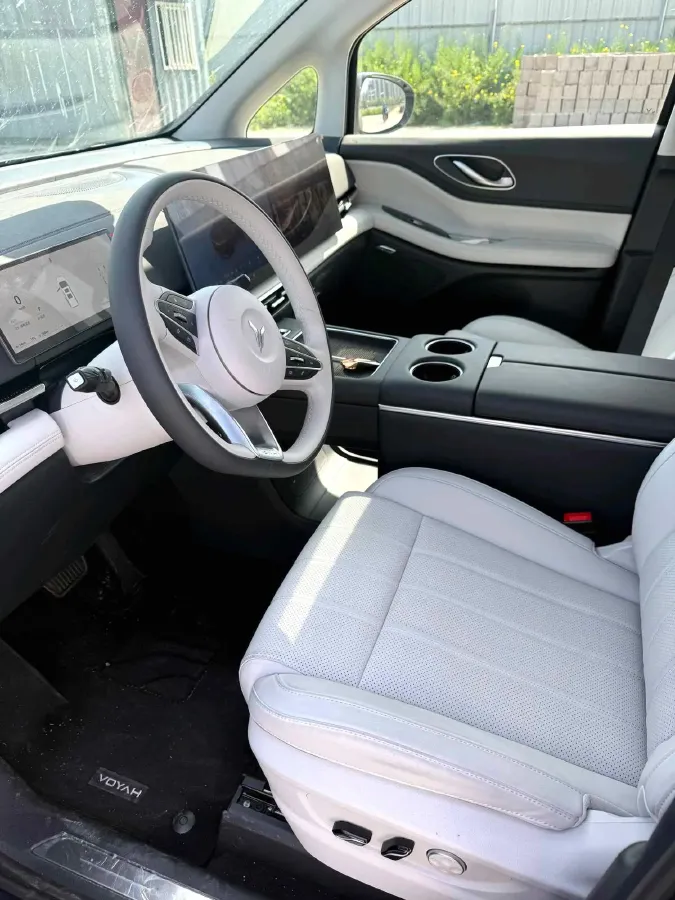 2025 Voyah Dream 1.5T 150HP L4 PHEV 41.7KWH,autocango,china used car exporter,china ev exporter,chinese used car exporter,chinese used ev exporter